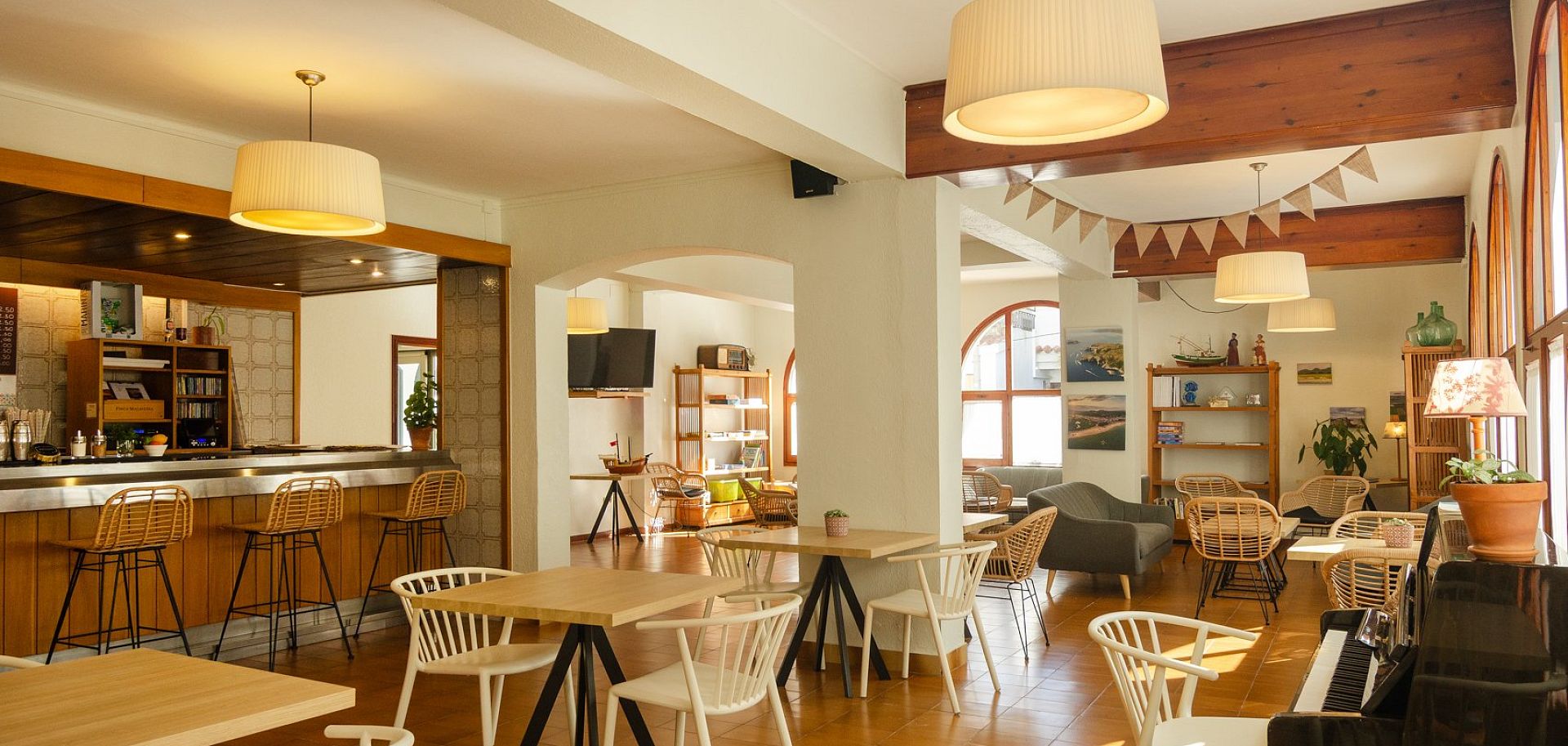 Tapas, terraza y un espacio para relajarte en L'Estartit