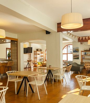 Tapas, terraza y un espacio para relajarte en L'Estartit