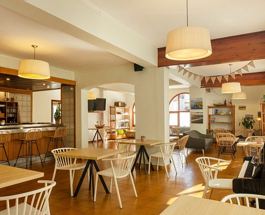 Tapas, terraza y un espacio para relajarte en L'Estartit