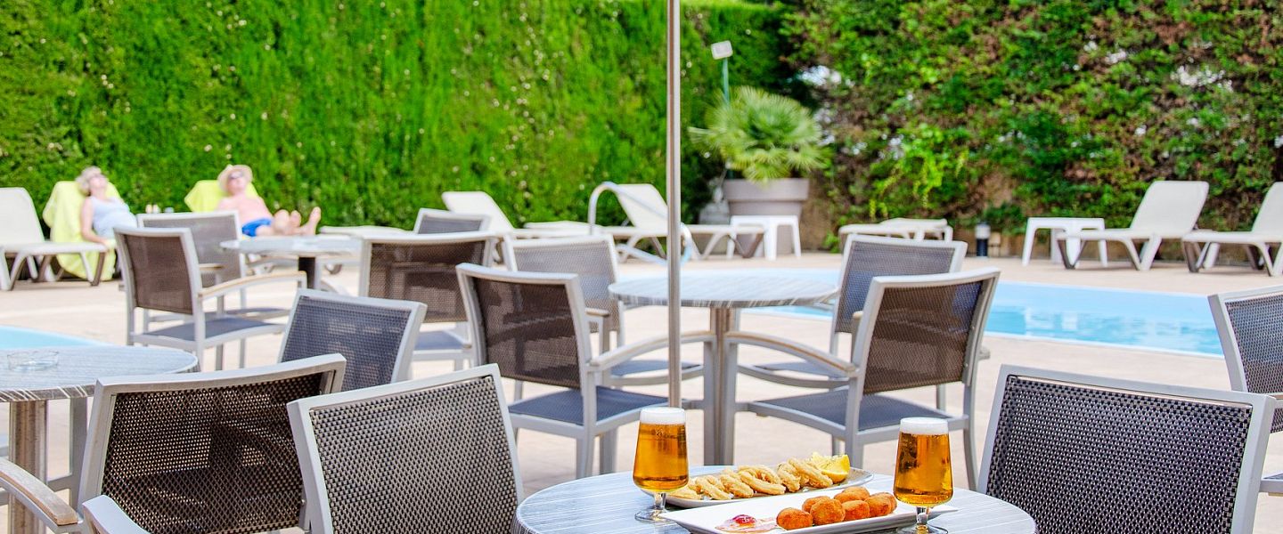 Disfruta de unas tapas con vistas a la piscina