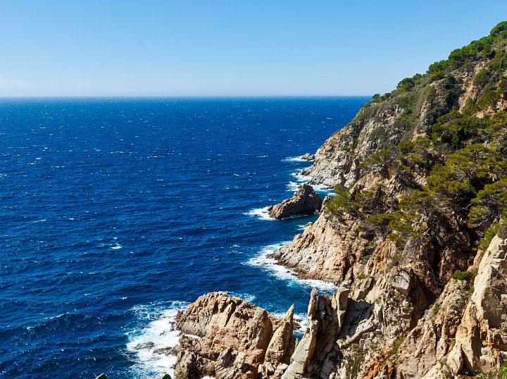 La costa del Montgrí, acantilados y cuevas marinas