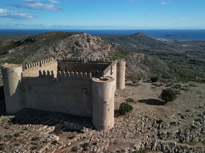 El Castell del Montgrí y los caminos del parque