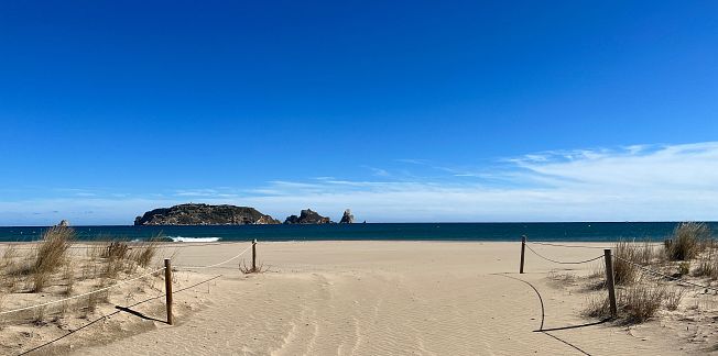 Cales amagades i platges obertes per gaudir del Mediterrani