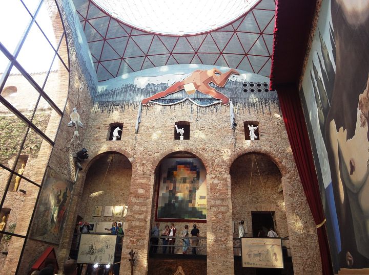 Figueres y el Teatro-Museo Dalí