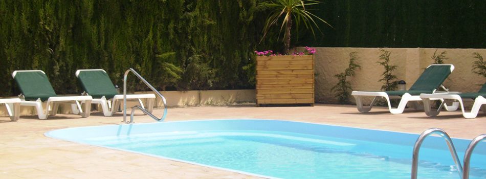 Piscina exterior amb terrassa<br> i a tocar del mar!