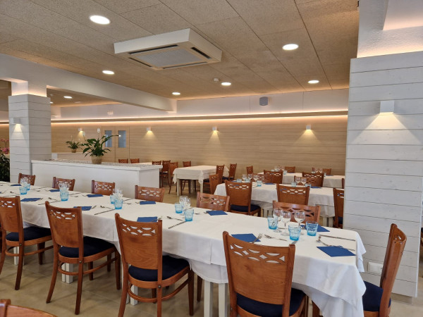 https://www.hotelmedes.com/resources/img/imgTxt/hotel-medes-restaurant-S_1_13.jpg